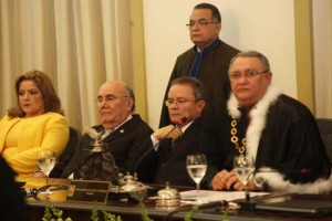 A cerimônia contou com a presença do governador em exercício, Zequinha Marinho (c), e do senador Flexa Ribeiro (e). 