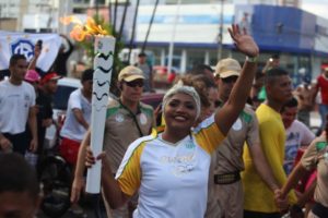 Por volta das 10h desta quarta-feira (15), o Mangueirão já estava em clima de olimpíada. O ponto de saída do revezamento da tocha Rio 2016 estava lotado. Ao lado do palco montado para acendimento de um dos símbolos máximos dos jogos, estavam os músicos do grupo folclórico “Os baioaras”. No local era possível ainda conferir a exposição “Heróis do Pará”, feita com material reciclável. Uma imagem, em especial, chamava a atenção do público: a de Guilherme Paraense. Nos bastidores, os atletas que iriam percorrer os primeiros metros do percurso já estavam ansiosos, à espera do grande momento. O comboio passou por vários bairros de Belém dentro do tempo previsto pela organização e às 19h45, conduzida pela modelo paraense Caroline Ribeiro, a chama chegou ao final do percurso, no Portal da Amazônia, onde foi recebida com uma grande festa pelo público presente. Na foto, Gaby Amarantos. FOTO:SIDNEY OLIVEIRA / AG. PARÁ DATA:15.06.2016 BELÉM - PARÁ