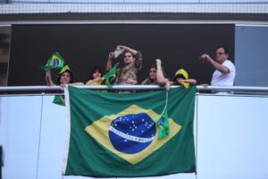 Por volta das 10h desta quarta-feira (15), o Mangueirão já estava em clima de olimpíada. O ponto de saída do revezamento da tocha Rio 2016 estava lotado. Ao lado do palco montado para acendimento de um dos símbolos máximos dos jogos, estavam os músicos do grupo folclórico “Os baioaras”. No local era possível ainda conferir a exposição “Heróis do Pará”, feita com material reciclável. Uma imagem, em especial, chamava a atenção do público: a de Guilherme Paraense. Nos bastidores, os atletas que iriam percorrer os primeiros metros do percurso já estavam ansiosos, à espera do grande momento. O comboio passou por vários bairros de Belém dentro do tempo previsto pela organização e às 19h45, conduzida pela modelo paraense Caroline Ribeiro, a chama chegou ao final do percurso, no Portal da Amazônia, onde foi recebida com uma grande festa pelo público presente. FOTO:SIDNEY OLIVEIRA / AG. PARÁ DATA:15.06.2016 BELÉM - PARÁ