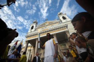 Por volta das 10h desta quarta-feira (15), o Mangueirão já estava em clima de olimpíada. O ponto de saída do revezamento da tocha Rio 2016 estava lotado. Ao lado do palco montado para acendimento de um dos símbolos máximos dos jogos, estavam os músicos do grupo folclórico “Os baioaras”. No local era possível ainda conferir a exposição “Heróis do Pará”, feita com material reciclável. Uma imagem, em especial, chamava a atenção do público: a de Guilherme Paraense. Nos bastidores, os atletas que iriam percorrer os primeiros metros do percurso já estavam ansiosos, à espera do grande momento. O comboio passou por vários bairros de Belém dentro do tempo previsto pela organização e às 19h45, conduzida pela modelo paraense Caroline Ribeiro, a chama chegou ao final do percurso, no Portal da Amazônia, onde foi recebida com uma grande festa pelo público presente. FOTO:SIDNEY OLIVEIRA / AG. PARÁ DATA:15.06.2016 BELÉM - PARÁ