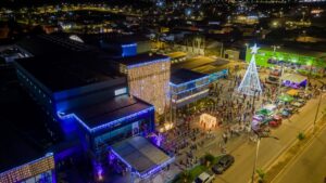 Acender das luzes no Centro Administrativo e cantata natalina abrem  atividades da Vila do Papai Noel – Prefeitura de Parauapebas
