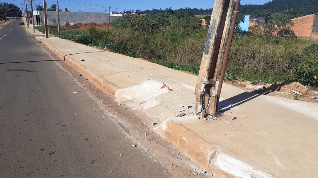 Com o impacto da batida o poste quebrou e ficou com a estrutura comprometida.